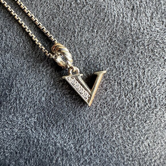 David Yurman Pavé Initial V Charm Necklace in Sterling Silver w/ White Diamonds - Picture 4 of 14